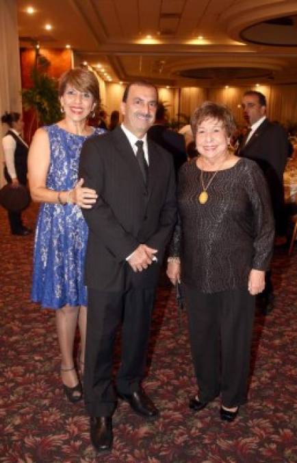 Liliam y José Jaar con Maruca Faraj.