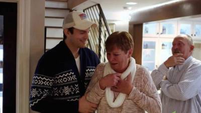 Ashton Kutcher hizo llorar a su mamá. En la foto aparece con su padrastro.