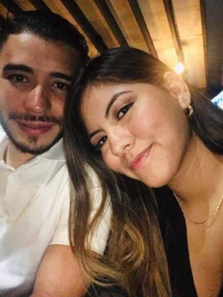 Monserrat modificó su perfil y lo convirtió en una pagina en la que comparte cuánto extraña a su amado novio.