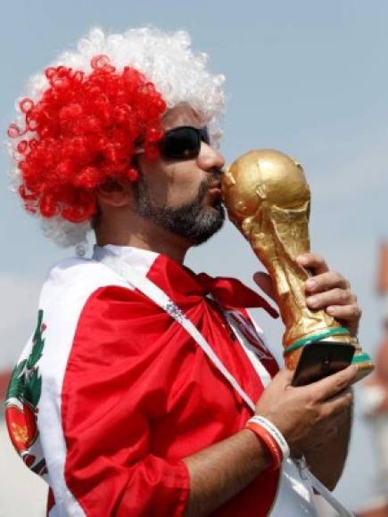 Un aficionado peruano besando un trofeo de la Copa del Mundo. Foto AFP