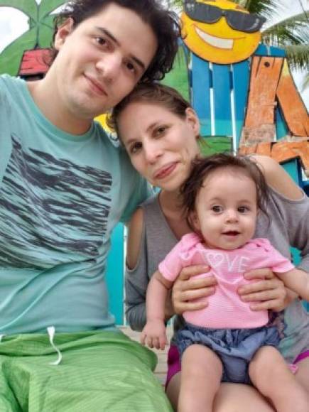 Paola Umaña afirma que su esposo es el mejor papá del mundo. 'Todos los días nos hace muy feliz, lo amamos muchisímo'.