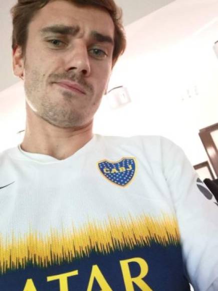 Griezmann llegó al Bernabéu con la camiseta de Boca Juniors.