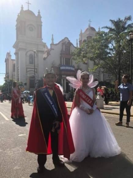 Los alumbos Alejandra López y Jean Carlo Zapata de la Escuela Ramón Rosa ubicada en el barrio Lempira de San Pedro Sula.