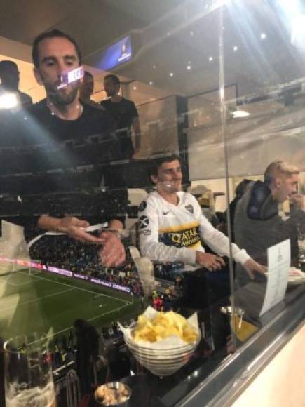 El uruguayo Diego Godín y el francés Antoine Griezmann, ambos jugadores del Atlético de Madrid, también llegaron al Bernabéu.