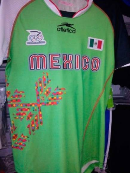 Selección de México .Se trata de la playera diseñada especialmente para los Juegos Panamericanos 2011. Fue muy resistida por la afición.