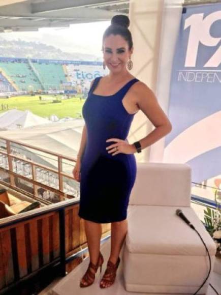 La sensual presentadora Helena Escobar de Canal 11.