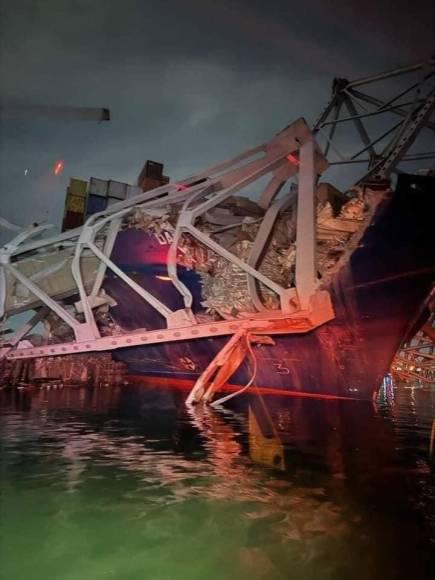 El puente Francis Scott Key se derrumbó la madrugada del 26 de marzo por el impacto del buque portacontenedores Dali, que sufrió un apagón energético después de salir del puerto de Baltimore, uno de los más importantes del país.