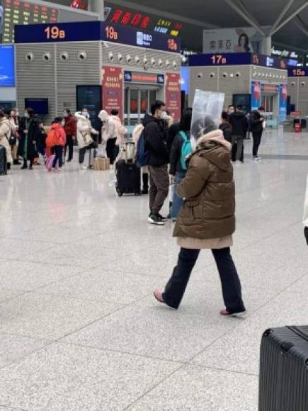 En tanto, varias aerolíneas anunciaron este miércoles la suspensión de todos sus vuelos a China continental, sumándose a las compañías que han decidido suspender o modificar sus programas de vuelo debido a la epidemia del nuevo coronavirus que afecta al país asiático.