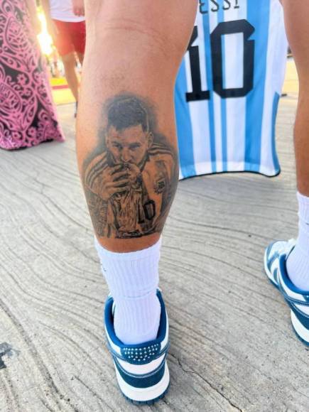 Una vez más, Lionel Messi causó locura en Estados Unidos. Los aficionados llegaron para ver al astro argentino, este hincha presumió su tatuaje. 
