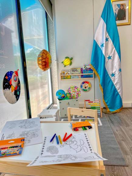 La bandera azul y blanco de nuestro país Honduras también forma parte del consulado, tanto afuera como adentro de las modernas instalaciones de la oficina consular.