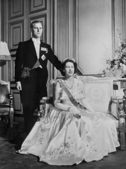La Reina Isabel II de Gran Bretaña y el Príncipe Felipe, Duque de Edimburgo, posan en el Palacio de Buckingham, Londres en 1948.