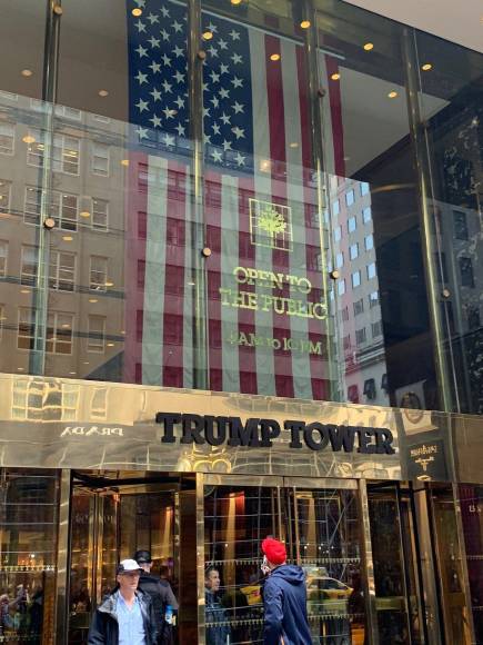 La Torre Trump es un edificio exclusivo que cuenta con gimnasio privado entre otros detalles. Fue construida en 1983 y se convirtió inmediatamente en el icono del imperio Trump. En 2006 fue valorada por la revista Forbes en 318 millones de dólares.