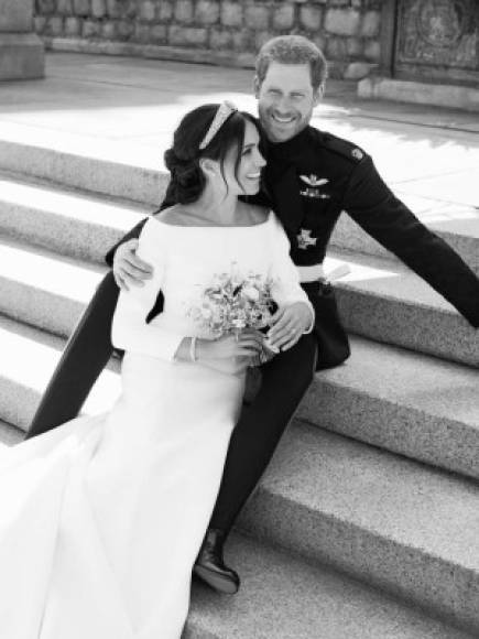 En otro de los retratos, publicado en blanco y negro, se puede ver a los recién casados sentados en unas escalinatas, él mirando sonriente al objetivo, mientras que ella dirige su vista hacia un lado al tiempo que sujeta el ramo de novia.