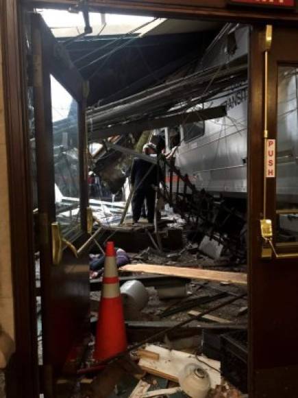 En el interior de la estación, era posible ver la enorme destrucción provocada por el tren, y que parte del techo de la estación se había derrumbado.