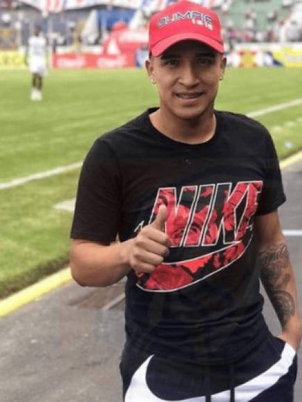 Michaell Chirinos: En entrevista al portal Mi Pasión, el delantero hondureño fue consultado sobre la posibilidad de llegar a jugar en el Motagua algún día: 'He conversado con Pedro Atala de algunas situaciones de la vida, pero nunca sobre la posibilidad de llegar a Motagua, soy futbolista profesional, si me quedo sin trabajo y no tengo de dónde darle de comer a los míos y ellos me buscan con mucho gusto iría al azul u otro equipo”, reveló.