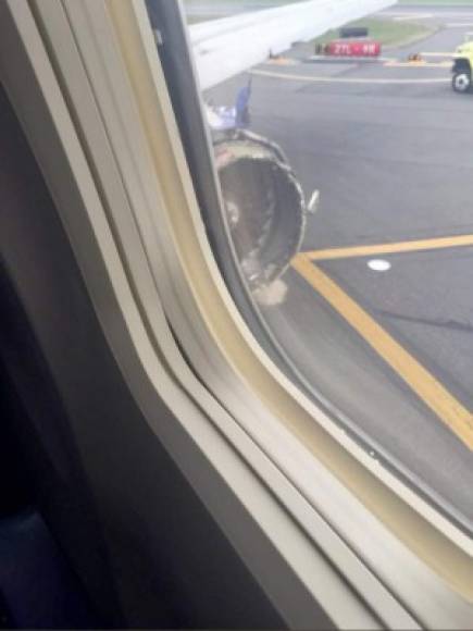 El vuelo aterrizó en el Aeropuerto Internacional de Filadelfia a las 11H20 (15H20 GMT), luego de que la tripulación reportó que uno de los motores estaba dañado, al igual que el fuselaje y al menos una ventana, dijo la Administración Federal de Aviación.
