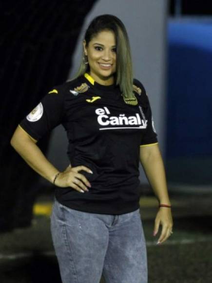 Ella es Waldina Mejía, quien ha trabajado como entrenadora del equipo femenino del Real España. Apoyó a la Máquina ante el Platense en el estadio Morazán.