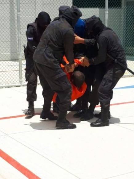 Los efectivos de la Policía Militar custodiaron a cada uno de los reos hasta colocarlos en el módulo de celdas que les correspondía.