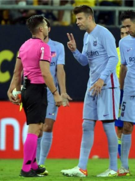 Gerard Piqué discutió con el árbitro Del Cerro Grande por la expulsión de Frenkie de Jong.