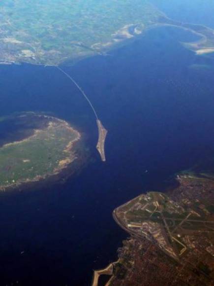 Parece un puente sin terminar, pero no; es una frontera y te contaremos en dónde se encuentra.