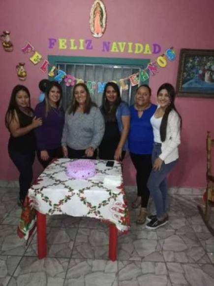 Karen Fúnez compartió una imagen muy feliz junto a sus hermanas y su mamá.