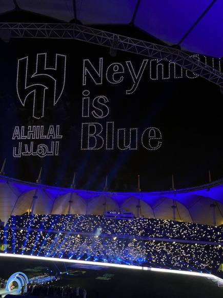 Tanto el logo del equipo y el mensaje “Neymar is blue” fueron exhibidos en la mágica noche en Arabia Saudita.