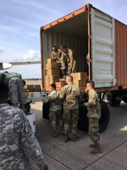 Los militares que se desplegarán esta semana se suman a los 2,100 efectivos de la Guardia Nacional -un cuerpo de reserva de las Fuerzas Armadas- que se encuentran en la frontera sur desde abril debido a otra caravana de migrantes, que en ese caso comenzó su recorrido en el sur de México.