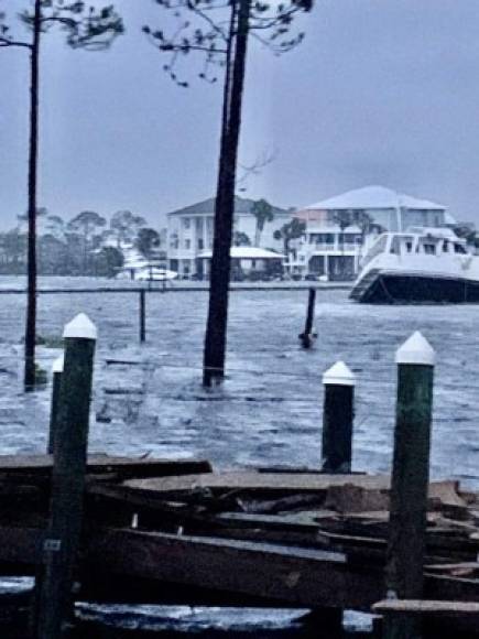 Unas 75.000 viviendas en Alabama y Florida ya se encontraban sin servicio eléctrico en la noche del martes, según el Weather Channel, y videos publicados en redes sociales mostraban algunas zonas que ya comenzaron a sufrir inundaciones.