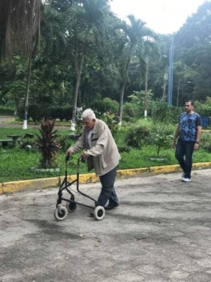 Don Arturo Santos de 83 años con dificultad para caminar llegó desde muy temprano a ejercer el sufragio al Instituto Primero de Mayo. Invita a todos los ciudadanos a no quedarse en cada y elegir el rumbo que quieren para su país.