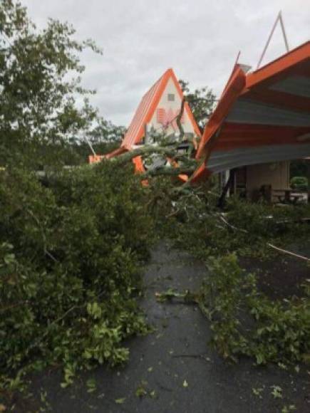 Las autoridades de varios condados de Florida emitieron órdenes de evacuación para los residentes de la costa y zonas bajas.