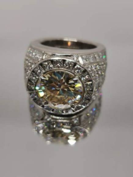 Este anillo de oro blanco con diamantes incrustados será subastado por 40,000 dólares.