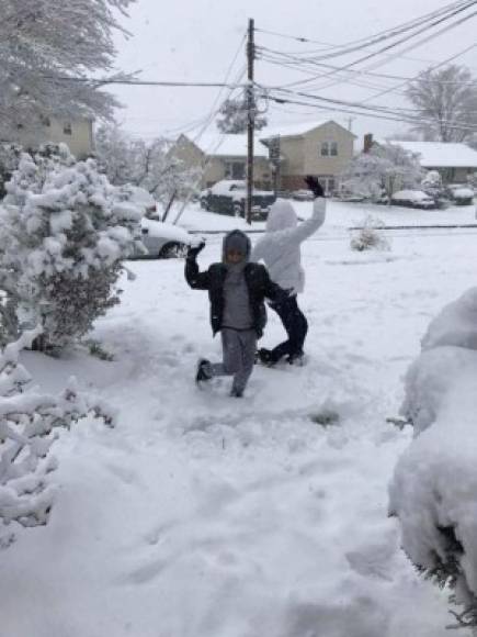 La usuaria Cruz Daniela compartió esta imagen de sus hijos jugando con bolas de nieve la mañana de este miércoles.<br/><br/>Esta es la cuarta tormenta de nieve que azota la costa este de EEUU en las últimas tres semanas.