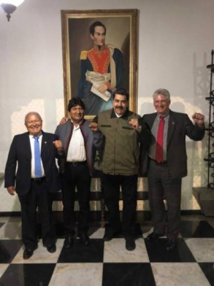 Maduro publicó una imagen en Twitter junto a los tres mandatarios socialistas que le acompañan en la investidura, a la vez que amenazó al Grupo de Lima que tomará duras medidas diplomáticas si en 24 horas no rectifica su posición sobre Venezuela.