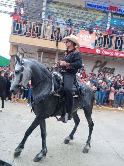 Cabe destacar, que en el desfile también varios jinetes fueron ovacionados ya que demostraron su capacidad de cabalgar a caballo.