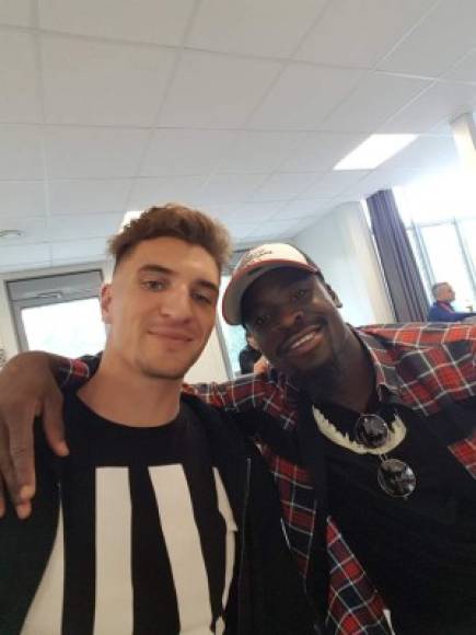 Thomas Meunier ha publicado una foto junto a su compañero de puesto Serge Aurier, foto en la que ha escrito el ya mítico 'se queda' en el PSG. En las últimas horas está sonando con fuerza la posible marcha de Aurier al Manchester United.