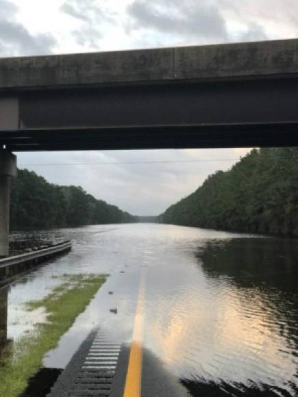 'Muchas carreteras todavía están bajo riesgo de inundaciones', dijo Cooper. 'Por favor, no se conviertan en alguien que necesite ser rescatado', dijo.