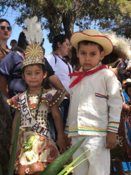 Los niños se vistieron con trajes típicos y exaltaron la cultura hondureña.
