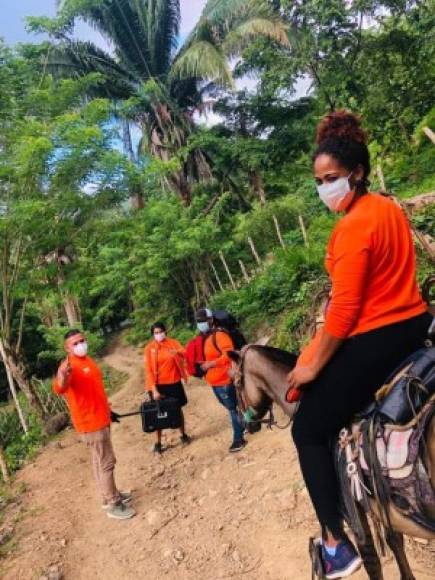 Los enroladores se volvieron virales por usar caballos para llegar aldeas donde no puede ingresar en carro.