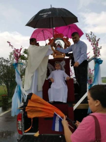 No importó la lluvia para los fieles cristianos se unieran al peregrinaje de la virgen.