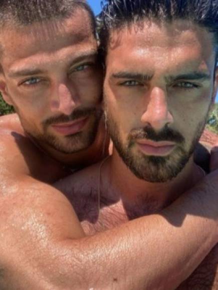 La foto de Michele y Simone ha revolucionado las redes sociales, ya que ambos aparecen sin camisa y enfundados en un tierno abrazo.