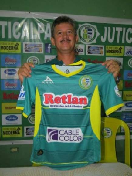 Mauro Reyes fue presentado este jueves como nuevo entrenador del Juticalpa FC. El técnico, que llega de dirigir al Parrillas One, firmó contrato por un año.