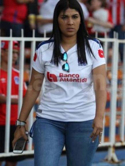 Sol Mejía, una hermosa aficionada del Olimpia, cautivó en el estadio Nacional de Tegucigalpa.