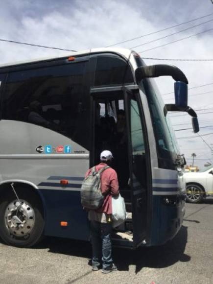 En tanto, los buses con migrantes siguen llegando a la frontera. Foto: Rebbeca Plevin.