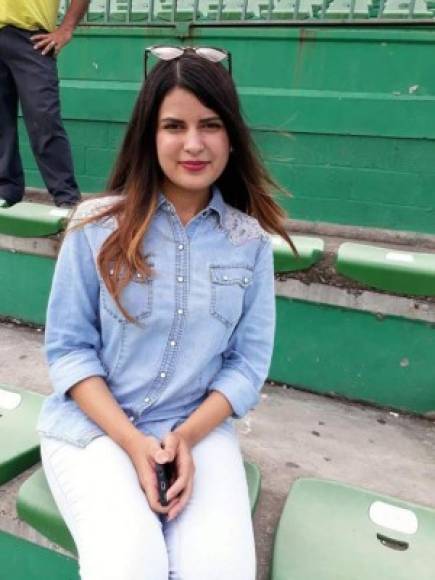 Desde antes del partido, las gradas del estadio Yankel Rosenthal se comenzaron a llenar de bellas chicas.