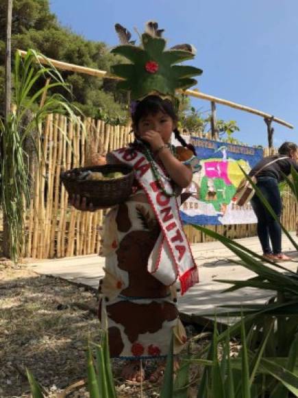 Esta pequeña que representa a la India Bonita, lució uno de los vestidos que más llamó la atención de los presentes.