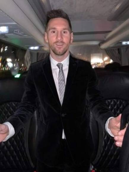 Messi se vistió con un traje de Emporio Armani aterciopelado, de color negro y con una corbata gris.