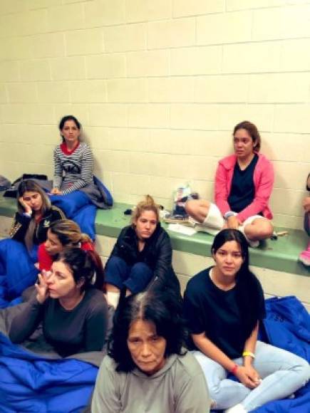 El congresista Joaquín Castro compartió en su cuenta de Twitter fotos y videos que tomó en forma clandestina dentro de las instalaciones, denunciando que a estas mujeres se les negó una ducha hasta por 15 días y medicamentos vitales.