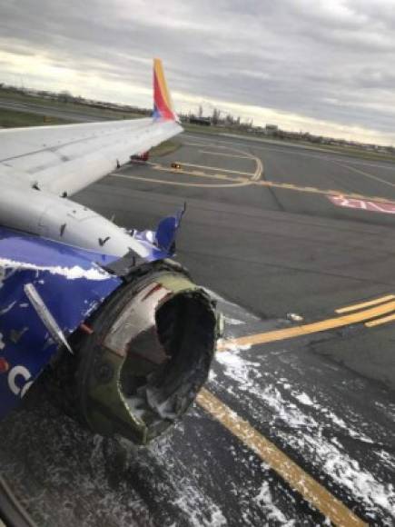 El vuelo 1380 de Southwest Airlines, un Boeing 737, tuvo un problema en un motor poco después de despegar del aeropuerto LaGuardia, en Nueva York, informó en rueda de prensa Robert Sumwalt, director de la Junta Nacional de Seguridad del Transporte.