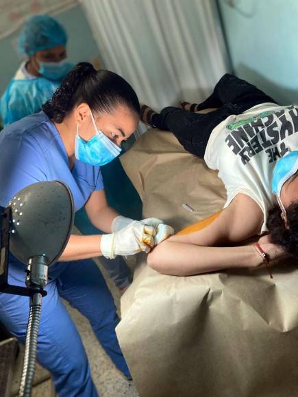 April Ortega sabe mezclar muy bien su trabajo como enfermera y el arbitraje. Es de admirar lo que hace la joven hondureña.