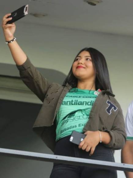 Una seguidora del Marathón tomándose una selfie en el sector de palco del Nacional.